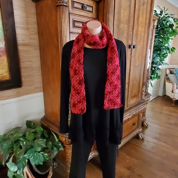 NWT BEAUTIFUL CRUSHED BERRY COLOR HANDMADE CROCHET SCARF  #1036 - Picture 6 of 6